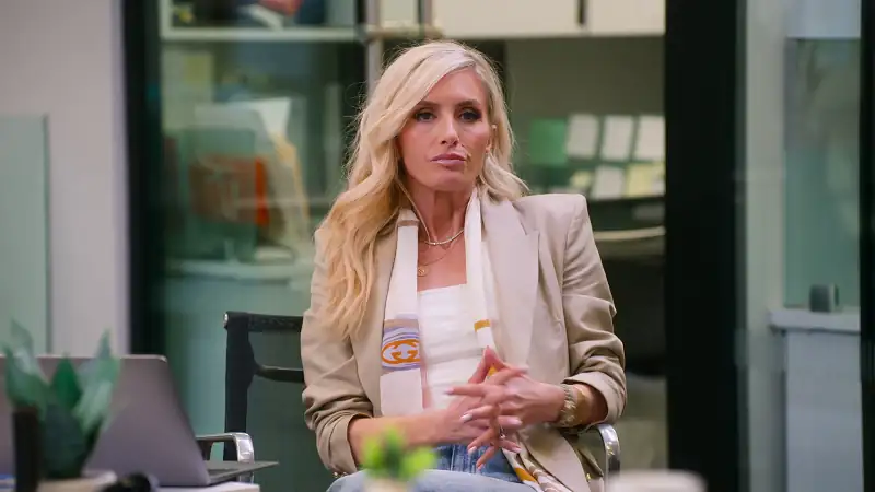 download selling the city - netflix original (season 1) dual audio {hindi-english} web-series - 480p | 720p | 1080p web-dl