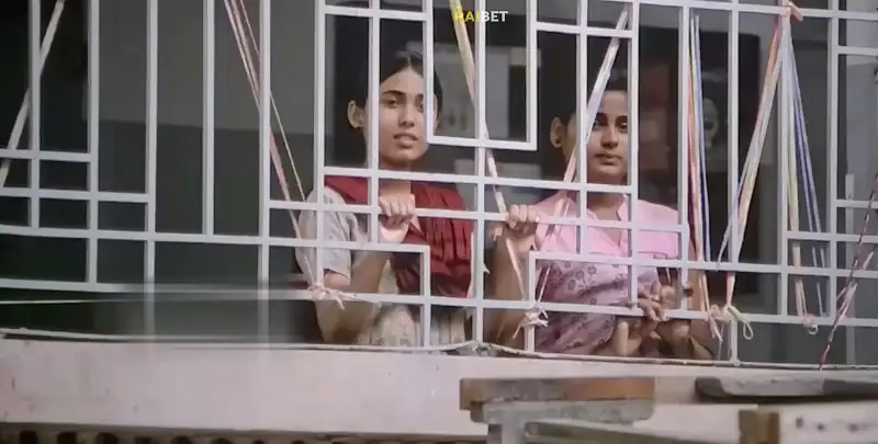 Download Kora KagazzHindi Full Movie HDCAMRip 480p [450MB] | 720p [1GB] | 1080p [2GB] screenshot 4