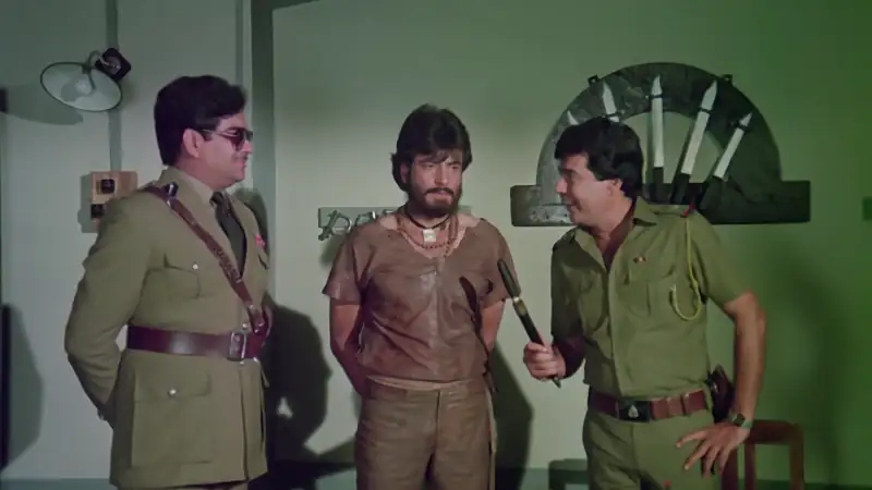 Download QaidiAMZN WEB DL Hindi Full Movie 480p [440MB] | 720p [1.4GB] | 1080p [4GB] screenshot 5