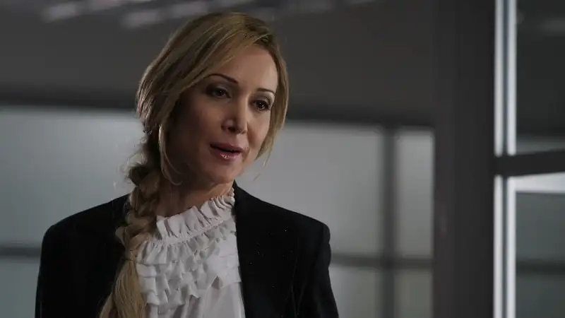 Download A Stranger in ParadiseDual Audio [Hindi + English] WeB DL 480p [270MB] | 720p [740MB] | 1080p [1.7GB] screenshot 1