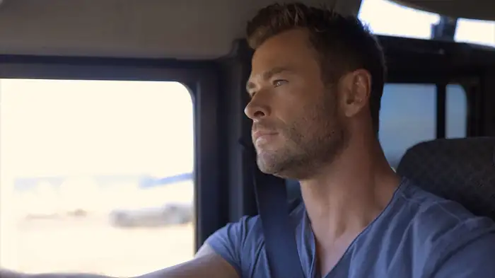 Download Shark Beach with Chris HemsworthDual Audio {Hindi English} 720p [250MB] HEVC HDRip screenshot 4