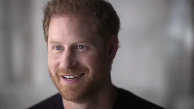 download harry & meghan (2022) season 1 [s01e06 added] dual audio {hindi-english} 720p [450mb] hevc web-dl