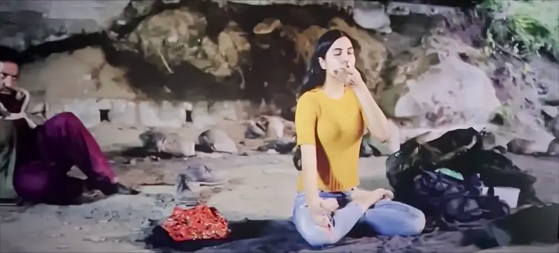 Download Modiji ki betiV2 HDCAMRip Hindi Full Movie 480p [470MB] | 720p [1.4GB] | 1080p [3GB] screenshot 4