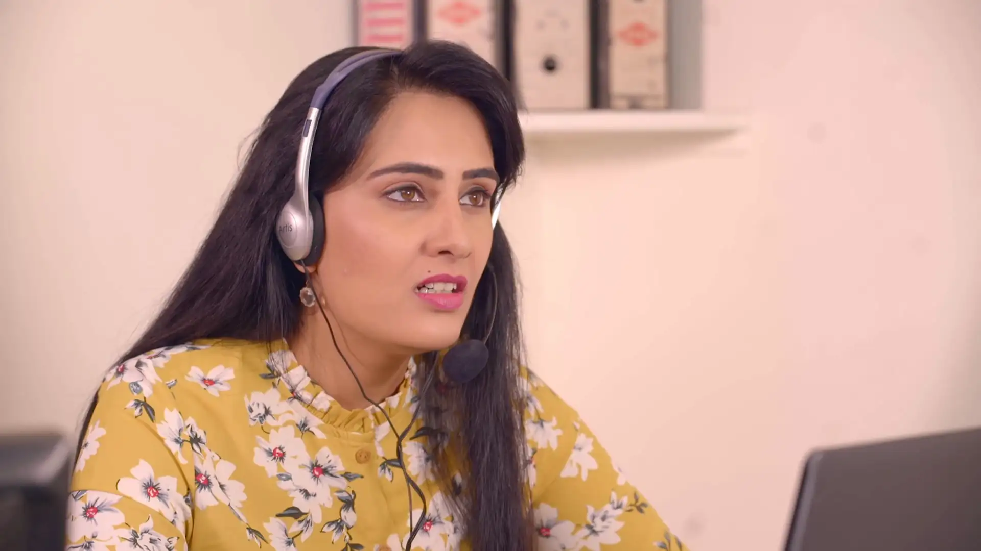 Download Sanam HotlineSeason 1 Hindi Complete MX Player WEB Series 480p | 720p HDRip screenshot 1