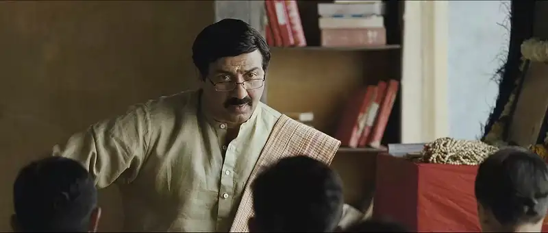 Download Mohalla AssiHindi Full Movie WEB DL 480p [310MB] | 720p [1GB] | 1080p [3.4GB] screenshot 5