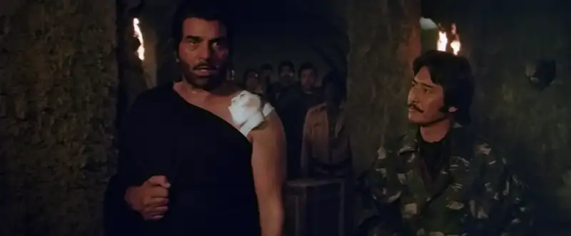 Download Aag Hi AagWEBRip Hindi Full Movie 480p [450MB] | 720p [1.4GB] | 1080p [4.2GB] screenshot 2