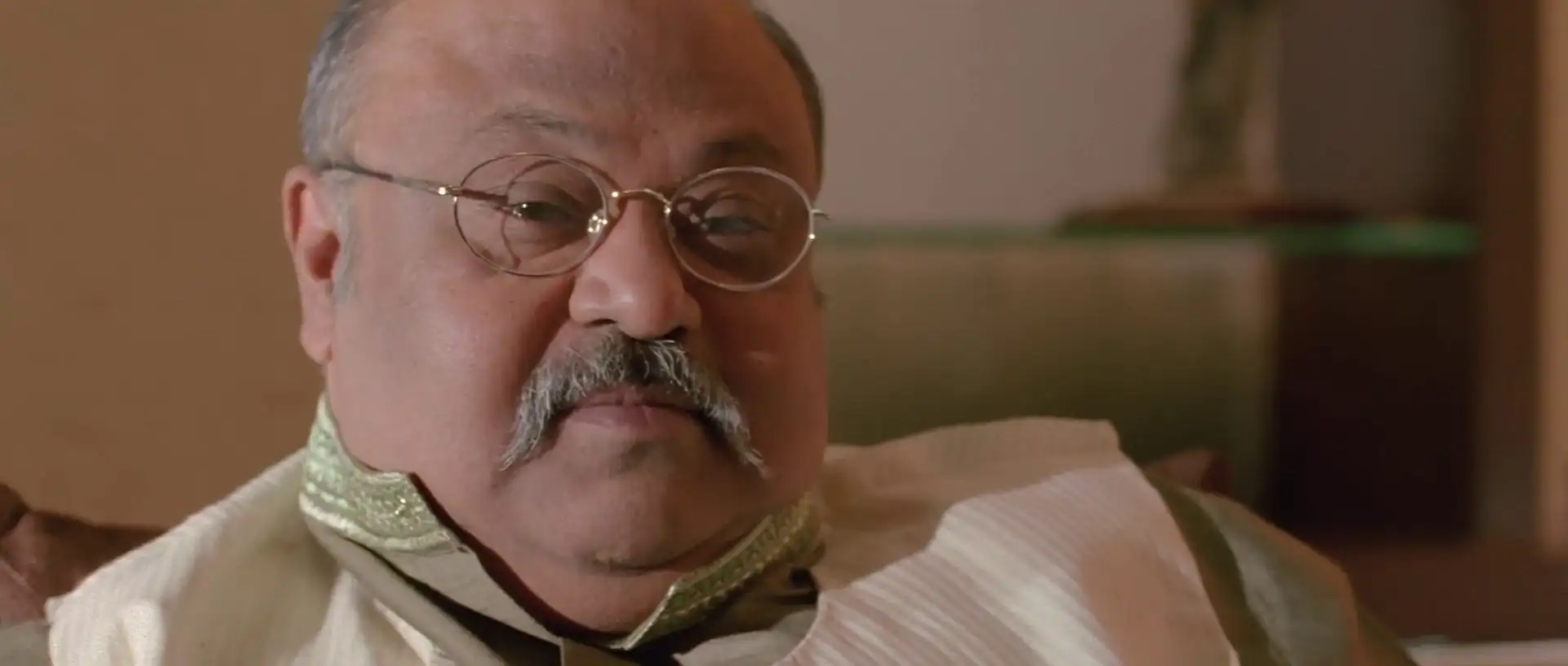 Download AarakshanHindi Movie WEB DL 480p [400MB] | 720p [1.3GB] | 1080p [4GB] screenshot 2