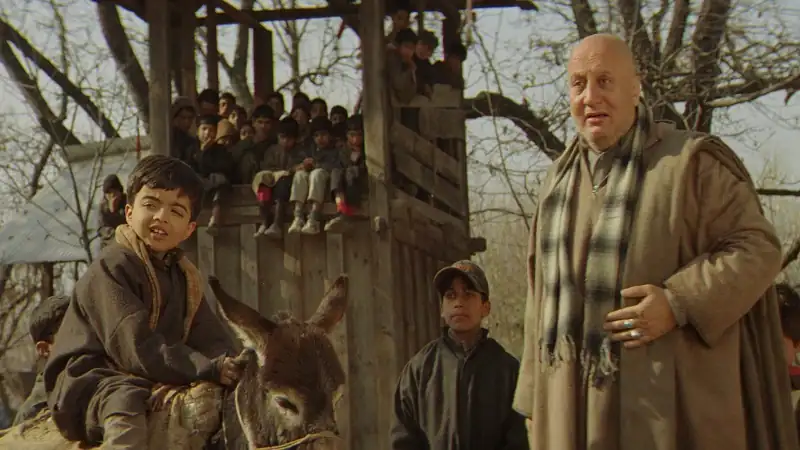 Download TahaanHindi Full Movie WEB DL 480p [250MB] | 720p [900MB] | 1080p [2.5GB] screenshot 5