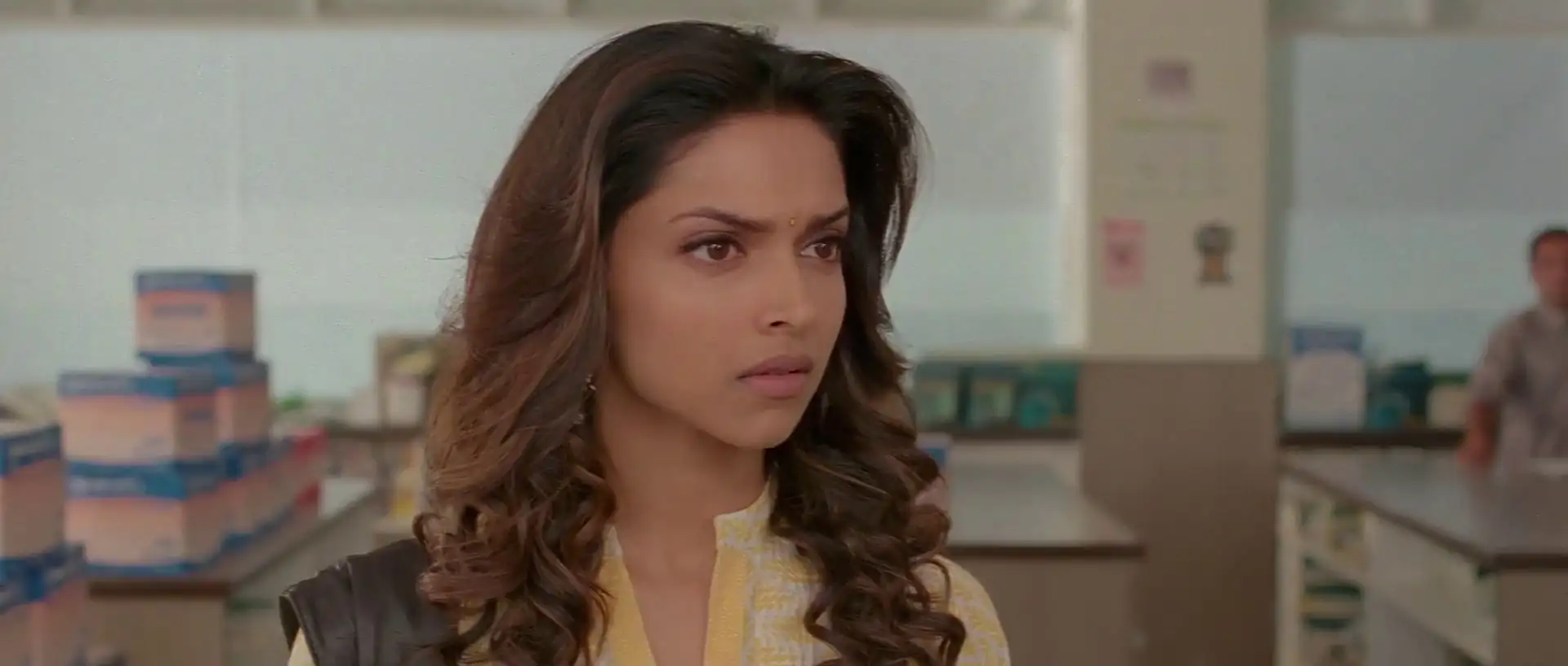 Download AarakshanHindi Movie WEB DL 480p [400MB] | 720p [1.3GB] | 1080p [4GB] screenshot 3